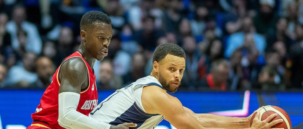 Dennis Schröder (links) und Steph Curry kennen sich gut aus der NBA.