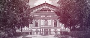 Weißt du, wie das wird? Die berühmte Nornen-Frage aus Wagners „Ring“ stellt sich jedes Jahr auch zum Saisonstart im Bayreuther Festspielhaus.