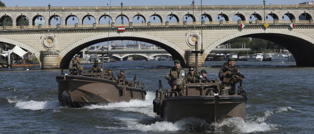 Soldaten patrouillieren mit Booten auf der Seine. Hier soll die Eröffnungsfeier stattfinden.