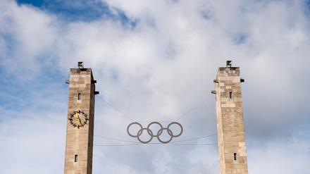 Die Olympischen Ringe über dem Eingang des Olympiastadions in Berlin. (Symbolbild)