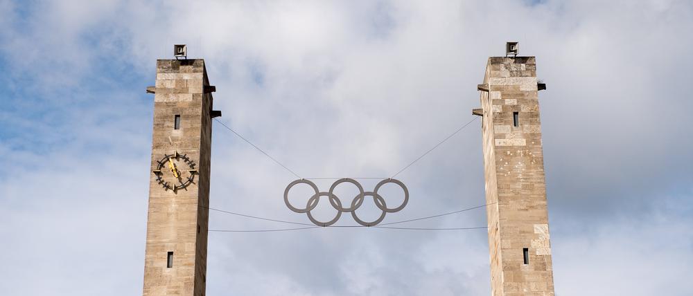 Die Olympischen Ringe über dem Eingang des Olympiastadions in Berlin. (Symbolbild)