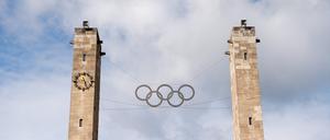 Die Olympischen Ringe über dem Eingang des Olympiastadions in Berlin. (Symbolbild)