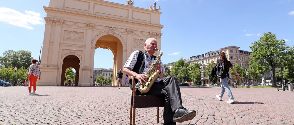 Straßenmusiker dürfen nur in den ersten 30 Minuten einer vollen Stunde Musik machen. Wer das kontrollieren soll? Unklar.