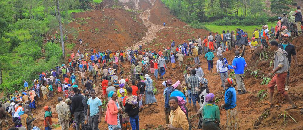 Die Rettung von Verschütteten nach den Schlamlawinen in Athiopien gestaltet sich schwierig.
