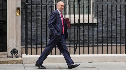 Schnellen Schrittes. John Healey eilt am Mittwoch nach Berlin, will sich dort mit seinem Amtskollegen Boris Pistorius austauschen.