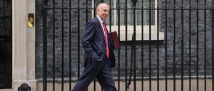 Schnellen Schrittes. John Healey eilt am Mittwoch nach Berlin, will sich dort mit seinem Amtskollegen Boris Pistorius austauschen.