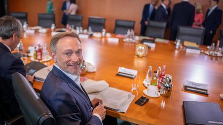 Das Bundeskabinett beschließt an diesem Mittwoch das Steuergesetz von Finanzminister Christian Lindner (FDP). Das Bild zeigt ihn in der Sitzung in der vorigen Woche.