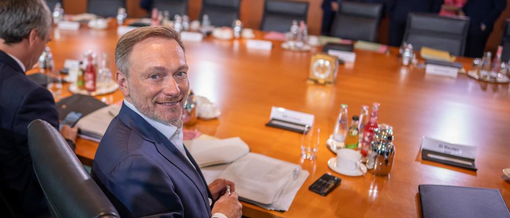 Das Bundeskabinett beschließt an diesem Mittwoch das Steuergesetz von Finanzminister Christian Lindner (FDP). Das Bild zeigt ihn in der Sitzung in der vorigen Woche.
