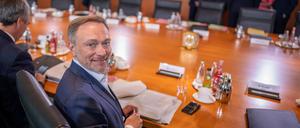 Das Bundeskabinett beschließt an diesem Mittwoch das Steuergesetz von Finanzminister Christian Lindner (FDP). Das Bild zeigt ihn in der Sitzung in der vorigen Woche.