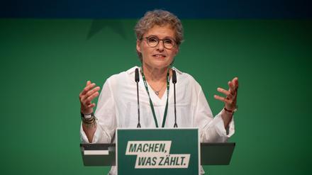 ARCHIV - 01.06.2024, Brandenburg, Potsdam: Antje Töpfer, Spitzenkandidatin der Grünen für die Landtagswahl, spricht beim kleinen Parteitag von Bündnis 90/Die Grünen in der Schinkelhalle. Mit einem kleinen Parteitag in Potsdam wollen die Grünen die heiße Endphase des Europawahlkampfs einläuten. (zu dpa: «Die Spitzenkandidaten zur Brandenburger Landtagswahl») Foto: Monika Skolimowska/dpa +++ dpa-Bildfunk +++