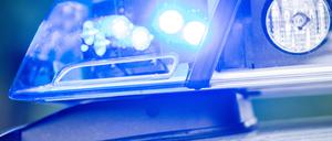 Ein Blaulicht leuchtet an einer Polizeistreife. 