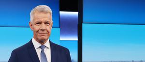 Mit seinen 32 Jahren Moderation von „RTL Aktuell“ hat Peter Kloeppel Fernsehgeschichte geschrieben. Gemeinsam mit seiner Kollegin Ulrike von der Groeben bedeutet das Weltrekord und einen Eintrag ins Guinness Buch der Rekorde.