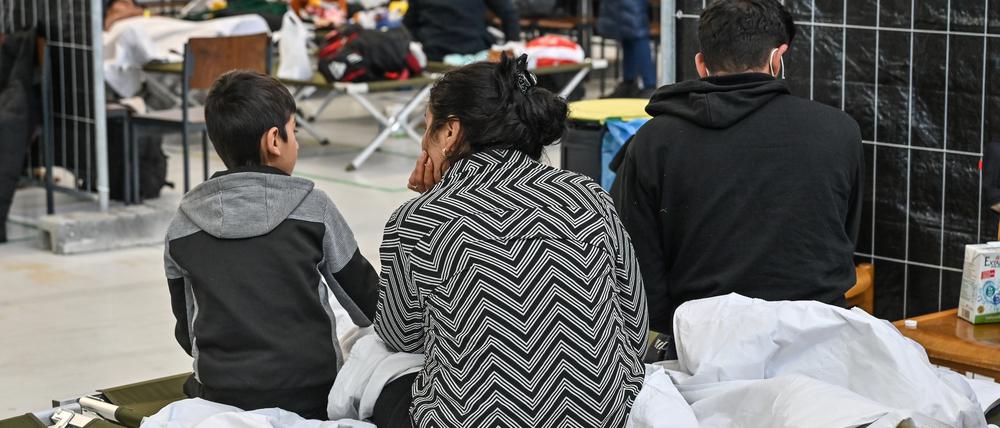 Migranten in einer Notunterkunft (Symbolbild).
