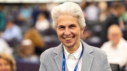 FDP-Politikerin Agnes Strack-Zimmermann steht im Gebäude des Europäischen Parlaments. Sie steht künftig dem Unterausschuss für Verteidigungspolitik vor. 