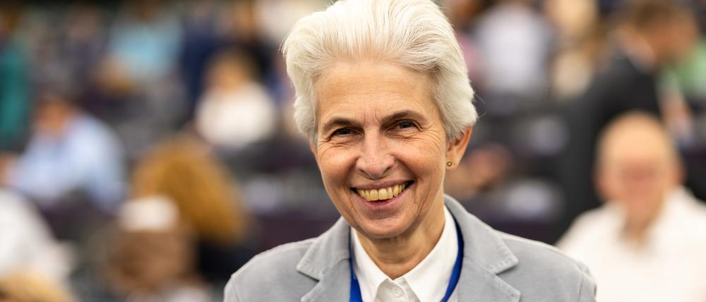 FDP-Politikerin Agnes Strack-Zimmermann steht im Gebäude des Europäischen Parlaments. Sie steht künftig dem Unterausschuss für Verteidigungspolitik vor. 