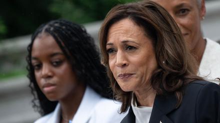 Kamala Harris spricht auf einer Veranstaltung.