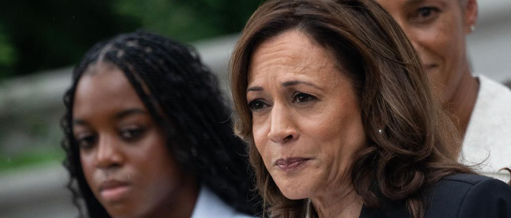 Kamala Harris spricht auf einer Veranstaltung.