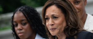 Kamala Harris spricht auf einer Veranstaltung.