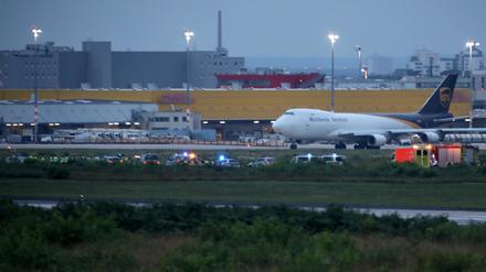 Blick auf eine Rollbahn am Flughafen Köln/Bonn, auf welcher Einsatzkräfte von Polizei und Feuerwehr im Einsatz sind. Klimaaktivisten haben hier eine Unterbrechung des Flugverkehrs verursacht.