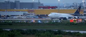 Blick auf eine Rollbahn am Flughafen Köln/Bonn, auf welcher Einsatzkräfte von Polizei und Feuerwehr im Einsatz sind. Klimaaktivisten haben hier eine Unterbrechung des Flugverkehrs verursacht.