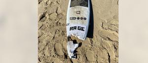 So sah das Surfbrett nach der Haiattacke aus.