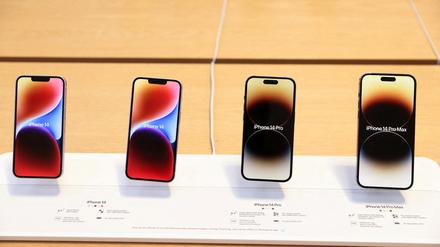 Apple-Geräte zum Ausprobieren: Der Tech-Konzern plant laut einem Medienbericht ein faltbares Smartphone. 