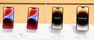 Apple-Geräte zum Ausprobieren: Der Tech-Konzern plant laut einem Medienbericht ein faltbares Smartphone. 