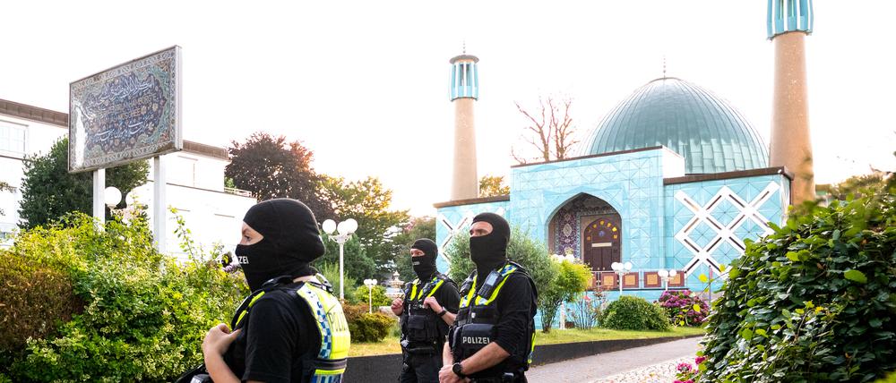 Einsatzkräfte der Polizei stehen während einer Razzia in Hamburg auf dem Gelände vom Islamischen Zentrum Hamburg (IZH) mit der Imam Ali Moschee (Blaue Moschee).