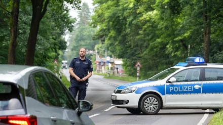 Ein Fahrzeug muss kurz vor Beginn des Sperrkreises am Bahnhof Fangschleuse unweit der Tesla Gigafactory auf der Landstraße L23 wenden. 
