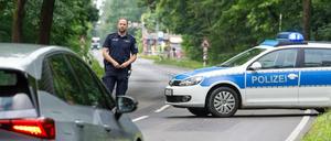 Ein Fahrzeug muss kurz vor Beginn des Sperrkreises am Bahnhof Fangschleuse unweit der Tesla Gigafactory auf der Landstraße L23 wenden. 