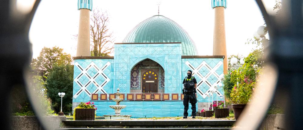 Einsatzkräfte der Polizei stehen während einer Razzia auf dem Gelände vom Islamischen Zentrum Hamburg (IZH) mit der Imam Ali Moschee (Blaue Moschee) an der Außenalster.