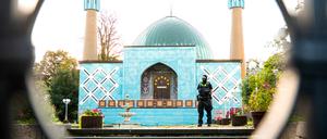 Einsatzkräfte der Polizei stehen während einer Razzia auf dem Gelände vom Islamischen Zentrum Hamburg (IZH) mit der Imam Ali Moschee (Blaue Moschee) an der Außenalster.