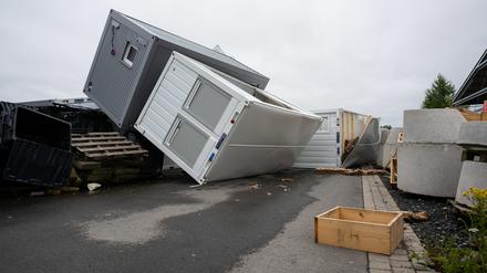 Schäden nach schwerem Sturm im münsterländischen Telgte: Bei einer Firma für System- und Modulbau, die Container herstellen, liegen auf dem Hof umgestürzte Container. 