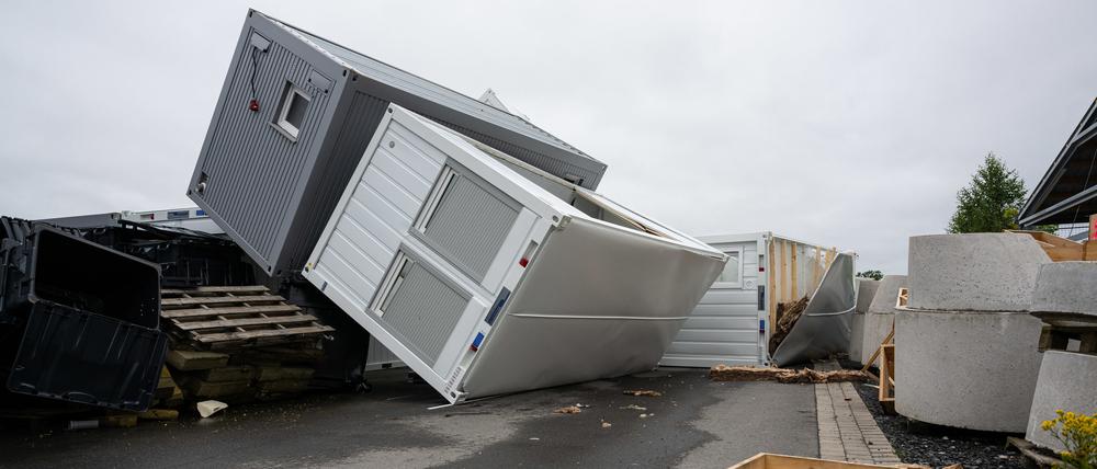 Schäden nach schwerem Sturm im münsterländischen Telgte: Bei einer Firma für System- und Modulbau, die Container herstellen, liegen auf dem Hof umgestürzte Container.