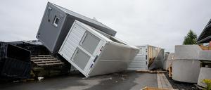 Schäden nach schwerem Sturm im münsterländischen Telgte: Bei einer Firma für System- und Modulbau, die Container herstellen, liegen auf dem Hof umgestürzte Container. 