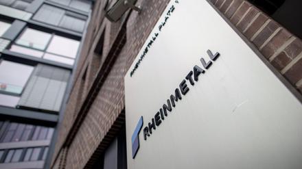 Das Logo der Rheinmetall AG ist vor der Zentrale in Düsseldorf zu sehen.