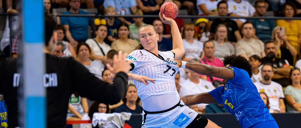 In Action: Viola Leuchter bei einem Länderspiel gegen Brasilien.