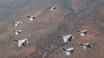 Die teilnehmenden Nationen fliegen während der Übung Pitch Black 24 in Formation über ein Übungsgelände in der Nähe der nördlichen Stadt Darwin, Australien. Ein ausländisches Flugzeug stürzte am 24. Juli 2024 während einer großen multinationalen Militärübung in Nordaustralien ab. Ein Verteidigungsbeamter sagte, der Pilot habe sich mit dem Schleudersitz in Sicherheit gebracht und sei wohlauf.