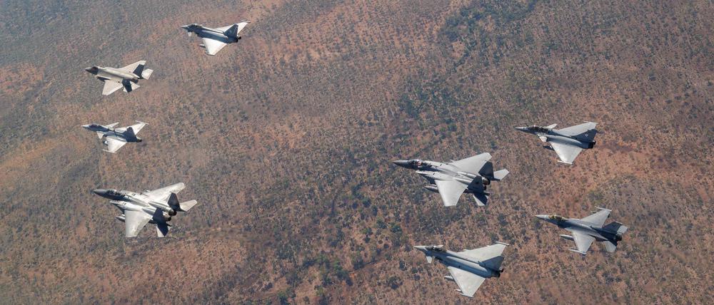 Die teilnehmenden Nationen fliegen während der Übung Pitch Black 24 in Formation über ein Übungsgelände in der Nähe der nördlichen Stadt Darwin, Australien. Ein ausländisches Flugzeug stürzte am 24. Juli 2024 während einer großen multinationalen Militärübung in Nordaustralien ab. Ein Verteidigungsbeamter sagte, der Pilot habe sich mit dem Schleudersitz in Sicherheit gebracht und sei wohlauf.