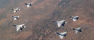 Die teilnehmenden Nationen fliegen während der Übung Pitch Black 24 in Formation über ein Übungsgelände in der Nähe der nördlichen Stadt Darwin, Australien. Ein ausländisches Flugzeug stürzte am 24. Juli 2024 während einer großen multinationalen Militärübung in Nordaustralien ab. Ein Verteidigungsbeamter sagte, der Pilot habe sich mit dem Schleudersitz in Sicherheit gebracht und sei wohlauf.