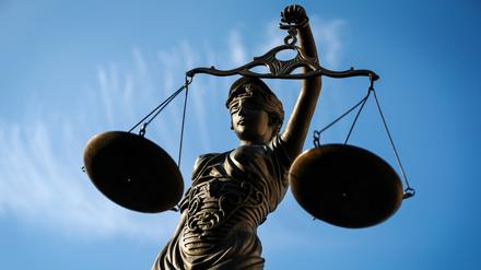 Eine Statue der Justitia in Bamberg (Bayern) hält eine Waage in ihrer Hand.