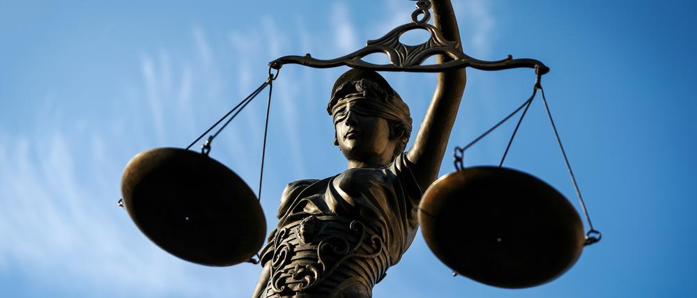 Eine Statue der Justitia in Bamberg (Bayern) hält eine Waage in ihrer Hand.
