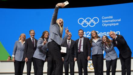 Ex-US-Skiläuferin Lindsey Vonn macht ein Selfie mit der Delegation von Salt Lake City, nachdem die Stadt als Austragungsort der Olympischen Winterspiele 2034 bestätigt wurde.