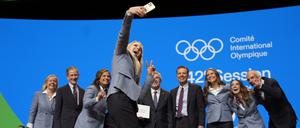 Ex-US-Skiläuferin Lindsey Vonn macht ein Selfie mit der Delegation von Salt Lake City, nachdem die Stadt als Austragungsort der Olympischen Winterspiele 2034 bestätigt wurde.