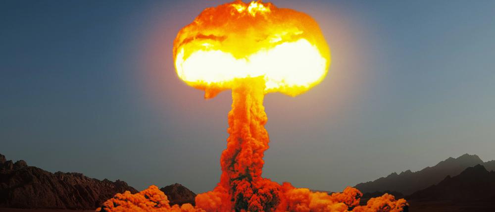 Nukleare Explosion bei einem Test in der amerikanischen Wüste.