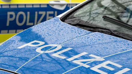 Der Schriftzug Polizei auf der Kühlerhaube eines Autos.