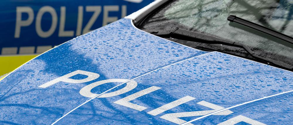 Der Schriftzug Polizei auf der Kühlerhaube eines Autos.