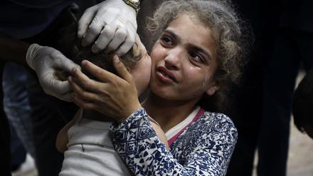 Palästinensische Kinder, die bei der israelischen Bombardierung eines Wohnhauses im Flüchtlingslager Bureij verletzt wurden, werden im Krankenhaus der Märtyrer von al-Aqsa in Deir al-Balah im zentralen Gazastreifen behandelt.