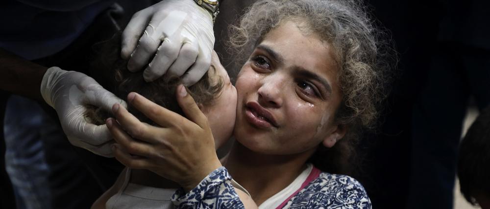Palästinensische Kinder, die bei der israelischen Bombardierung eines Wohnhauses im Flüchtlingslager Bureij verletzt wurden, werden im Krankenhaus der Märtyrer von al-Aqsa in Deir al-Balah im zentralen Gazastreifen behandelt.