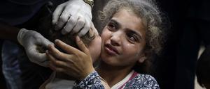 Palästinensische Kinder, die bei der israelischen Bombardierung eines Wohnhauses im Flüchtlingslager Bureij verletzt wurden, werden im Krankenhaus der Märtyrer von al-Aqsa in Deir al-Balah im zentralen Gazastreifen behandelt.